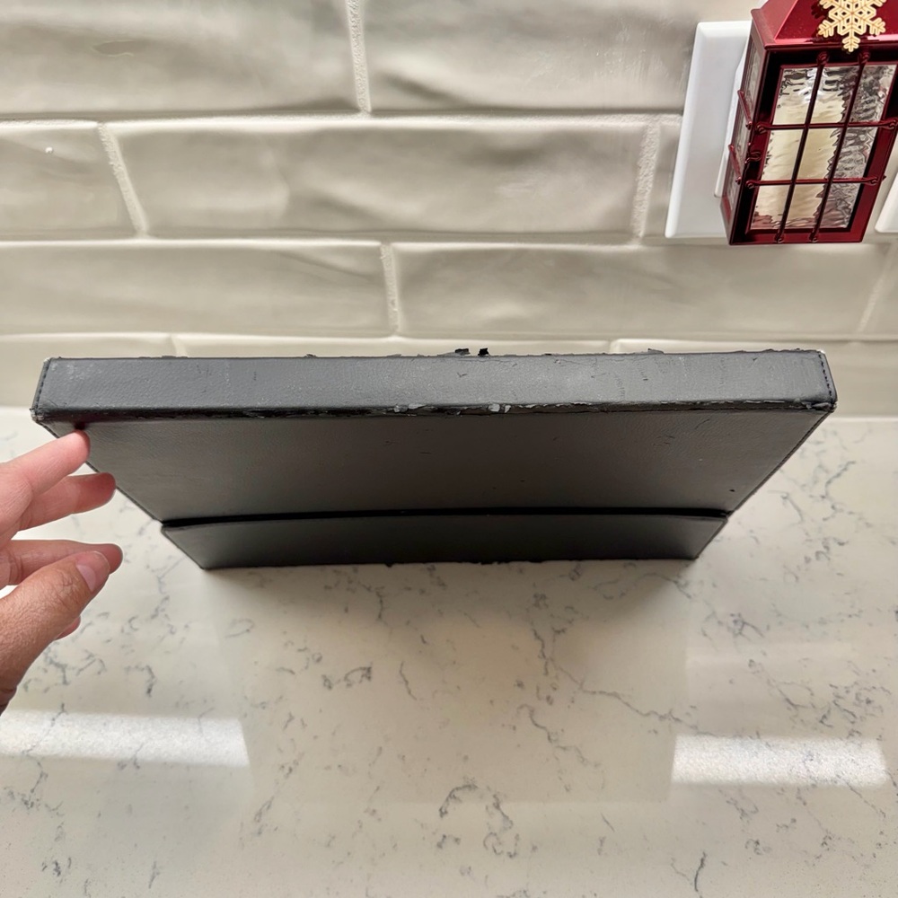 Apple 12.9” iPad Pro 128 GB (2nd Generation) Tablet in Gold comes with 2 cases. - Picture 7 of 16